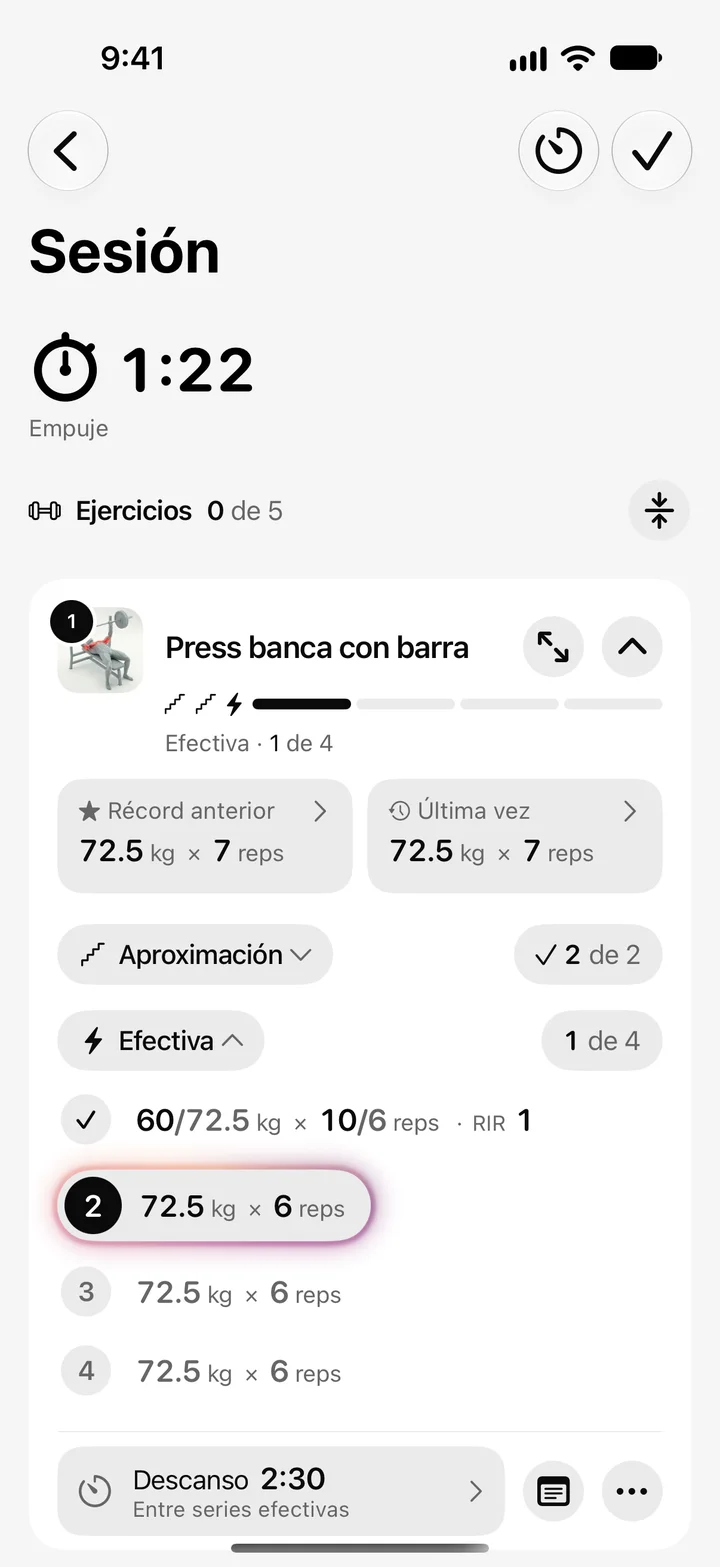 Sesión en curso en Aura: press banca con barra, el temporizador y las series de hoy.